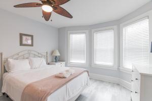 Large Beach Home with Ocean Views from Balcony Unit 2 and 3客房内的一张或多张床位