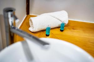una toalla sentada junto a un espejo en el baño en Hostal Alcázar, en Puerto Natales
