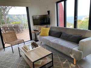 ein Wohnzimmer mit Sofa und Tisch in der Unterkunft Villa Gisele in Tamariu