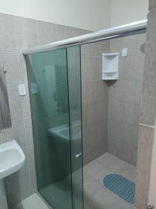 a glass shower in a bathroom with a sink at Pousada Maria Bonita - Piranhas, Alagoas. in Piranhas