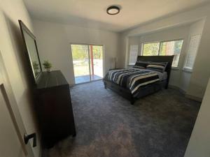 1 dormitorio con 1 cama, vestidor y ventanas en King Bed New Build Christmas Valley Garage Parking, en South Lake Tahoe