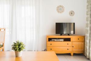 Televízia a/alebo spoločenská miestnosť v ubytovaní Benalbeach Sea Front