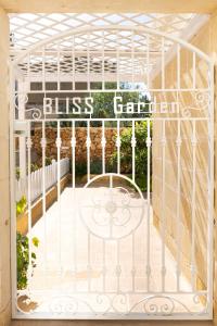 Puerta blanca con mesa en el balcón en Bliss Boutique Living en Xagħra