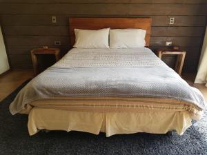 Tempat tidur dalam kamar di Cabaña los arándanos de Huife