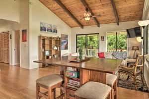 TV a/nebo společenská místnost v ubytování Peaceful Volcano Home Near National Park!