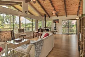 Posezení v ubytování Peaceful Volcano Home Near National Park!