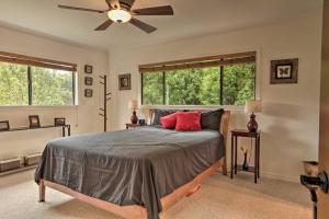 Postel nebo postele na pokoji v ubytování Peaceful Volcano Home Near National Park!