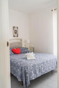 ベナルマデナにあるBenalbeach Sea Frontのベッドルーム1室(ベッド1台、赤い枕付)
