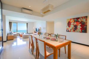 Khu vực ghế ngồi tại Luxury Seaview Apartments managed by Anh