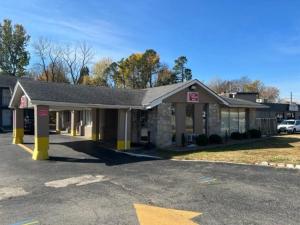 un aparcamiento vacío frente a un edificio en Jackson Town House Inn, en Jackson