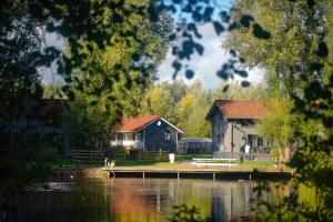 ein Haus am Ufer eines Gewässers in der Unterkunft cottage scandinave 92 in Bourbourg