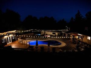 uma piscina à noite com luzes ao redor em Pool! Quite, Private, remodeled home on the hill em Placerville
