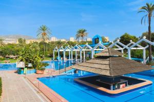 Bazén v ubytovaní Benalbeach Sea Front alebo v jeho blízkosti
