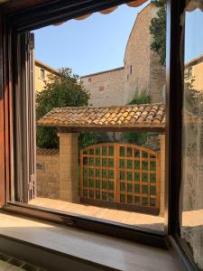 a view of a gate from a window at La Casa dei Nonni in Castagneto Carducci