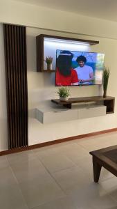 a living room with a flat screen tv on a wall at ¡Hermoso Apartamento en Loma Real! in Porlamar