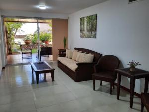 een woonkamer met een bank en een stoel bij ¡Hermoso Apartamento en Loma Real! in Porlamar