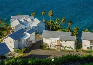 una fila de casas blancas junto al océano en Lovely house with private beach, en Santa Bárbara de Samaná