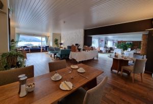 een eetkamer met een tafel en stoelen in een kamer bij The Four Seasons Hotel in Saint Fillans