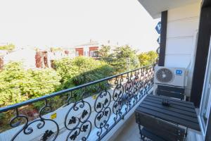 埃迪爾內的住宿－MAÇA OTEL，阳台设有黑色长凳,阳台上设有黑色长椅。