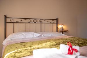 A bed or beds in a room at Torre della Botonta