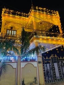 un edificio con luces por la noche en Rudra_HomeStay, en Varanasi