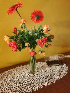 eine Vase von Blumen auf einem Tisch in der Unterkunft Nonna Mary's Apartment - Vicino Pala Alpitour in Turin