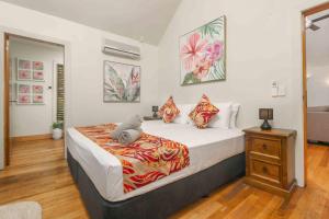 een slaapkamer met een bed met een teddybeer erop bij Cook Islands Holiday Villas - Turtle Villa in Arorangi