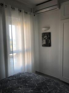 Posteľ alebo postele v izbe v ubytovaní Benalbeach Sea Front