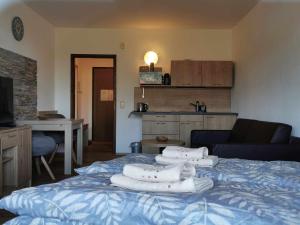 sypialnia z niebieskim łóżkiem z poduszkami w obiekcie Ferienwohnung Margareta w mieście Bad Goisern