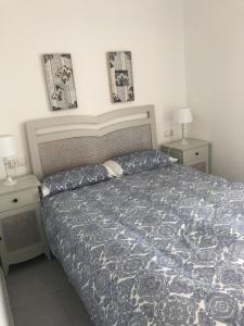 Posteľ alebo postele v izbe v ubytovaní Benalbeach Sea Front