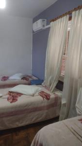Un pat sau paturi într-o cameră la Roma Hotel