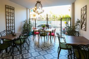 un restaurant avec des tables et des chaises et une terrasse dans l'établissement MAÇA OTEL, à Edirne