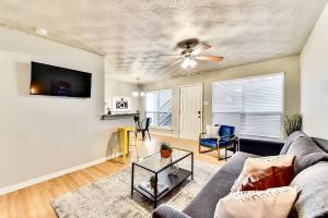 uma sala de estar com um sofá e uma ventoinha de tecto em Dallas Boutique Flat + Arboretum Tickets Included em Dallas