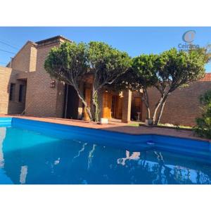a large blue swimming pool in front of a house at Casa tradicional, amplia y funcional in San Francisco