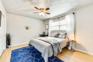 - une chambre avec un lit et un ventilateur de plafond dans l'établissement Dallas Boutique Flat + Arboretum Tickets Included, à Dallas