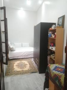 um quarto com 2 beliches e uma estante de livros em Bab aissi home em Meknès