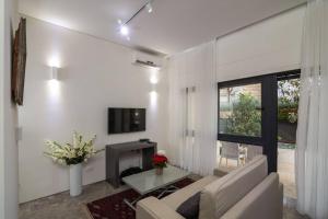 Μια τηλεόραση ή/και κέντρο ψυχαγωγίας στο New luxurious apt, the BEST location in Jerusalem