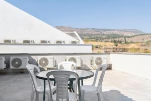 a table and chairs on top of a roof at אירוח מושלם בצפון in Qiryat Shemona