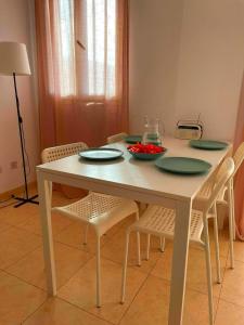 uma mesa com quatro cadeiras e uma tigela de fruta em Apartament Maia Ocean em Corralejo