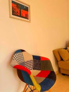uma cadeira com um cobertor em cima em Apartament Maia Ocean em Corralejo