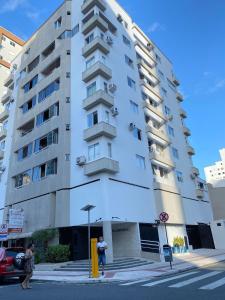 een groot wit gebouw met mensen die ervoor staan bij CB54 - Currasqueira, 2 Dorm Climatizados, Garagem in Balneário Camboriú