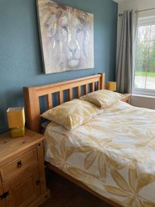 um quarto com uma cama e um quadro na parede em Ash rock House em Haverfordwest