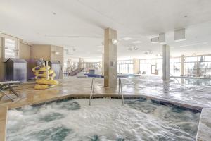 ein großer Pool mit Wasser in einem Gebäude in der Unterkunft Cinzia Lane Bungalow in Myrtle Beach