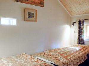 een slaapkamer met 2 bedden en een raam bij Holiday home MORA II in Börka
