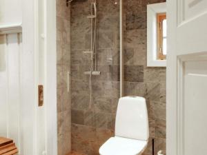 een badkamer met een toilet en een douche bij Holiday home MORA II in Börka