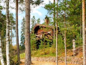 een blokhut in het bos met bomen bij Holiday home MORA III in Börka