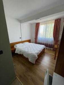 Un pat sau paturi într-o cameră la Hotel Tirona