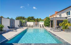 ル・グロー・ダグドにあるNice Home In Agde With Outdoor Swimming Poolのスイミングプール(椅子付)と家