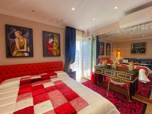 Un dormitorio con una cama roja y blanca en una habitación en Top Luxury Tirana, en Tirana