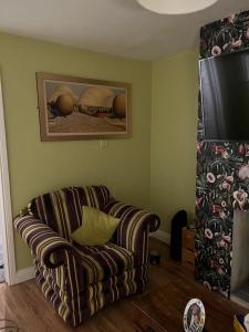 uma sala de estar com um sofá e uma televisão em 11 Parkmore Street, Ormeau Road, Belfast, BT7 2GT, 2 bedroom House em Belfast